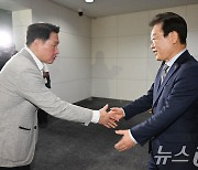 인사하는 이재명 대표와 최태원 회장