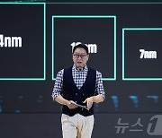 최태원·젠슨황 "HBM 공급 더 빨리"…SK하닉 6%대 강세[핫종목]