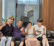 김재중, 60억 본가에 김준수 초대..양부모님 모시고 가족사진 '찰칵'