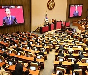 尹, 11년 만에 시정연설 '노쇼'... 입장 갈린 與 목청 높인 野