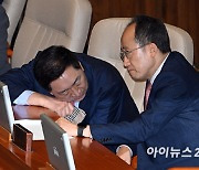 [포토]대화 나누는 추경호-김기현