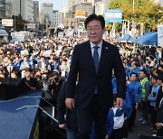 장외집회 연 민주당 “특검이 최우선”…탄핵론엔 선긋기