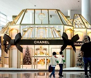 Holiday-themed Chanel pop-up opens at Incheon Airport