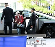 [MD포토] 지드래곤 '1억 호가하는 테슬라 사이버 트럭 타고 등장'