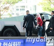 [MD포토] 사이버 트럭타고 공항 등장한 지드래곤