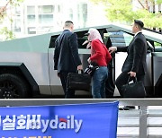 [MD포토] 사이버 트럭 하자 지드래곤 '영화 속 한 장면처럼'