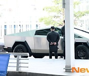 ‘공항 시선 집중 시키는 지드래곤이 타고 온 사이버 트럭’[포토엔HD]