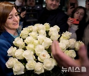 재선 축하 꽃다발 받아 든 산두 몰도바 대통령