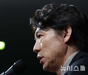 답변하는 홍명보 축구 국가대표팀 감독