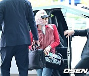 사이버트럭 타고 공항 등장한 지드래곤 [사진]