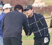 류현진,'아버지 류재천과 악수' [사진]