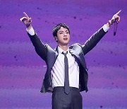 방탄소년단 진, 위클리·월간 최다 득표 1위 (아이돌픽)