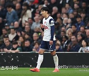 '리그 3호 도움' 손흥민, 이른 교체에 이례적 불만 표시 …토트넘, 빌라에 4-1 승