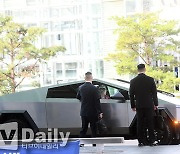 [TD포토] 지드래곤 '사이버트럭 탑승한 GD'