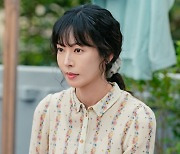 김소연의 '정숙'한 스타일링…플라워 패턴→실키 블라우스 '완벽 소화 미모'