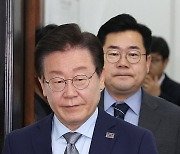 최고위원회의 입장하는 이재명 대표와 박찬대 원내대표