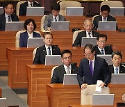 단상으로 향하는 한덕수 국무총리