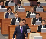 단상으로 향하는 한덕수 국무총리