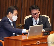 대화하는 이재명 대표와 김민석 최고위원