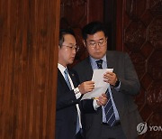 대화하는 박찬대 원내대표와 박성준 원내수석부대표