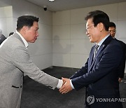 악수하는 최태원 회장과 이재명 대표