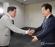 악수하는 이재명 대표와 최태원 회장