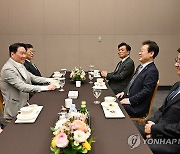 차담회 하는 이재명 대표와 최태원 회장