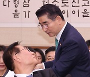 대화하는 박성재 법무부 장관과 김용현 국방부 장관