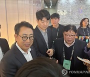 질문에 답하는 유영상 SK텔레콤 대표이사(CEO)