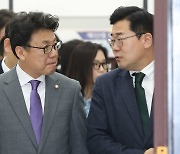 [포토]원내대책회의, '대화하는 박찬대-진성준'