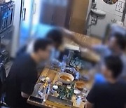 "남자들끼리 하는 스킨십"…노조 지회장 '인턴 폭행' CCTV 공개