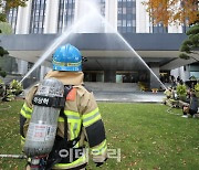 [포토]정부서울청사 화재진압 훈련하는 종로구 소방서