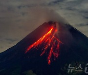 붉은 용암과 화산재 내뿜는 인도네시아 므라피 화산