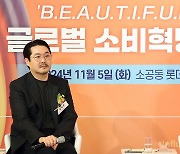 특별대담 나누는 김성준 부사장과 김난도 교수