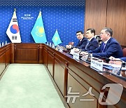 회담하는 조태열 장관과 카자흐스탄 외교장관