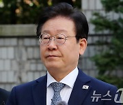 굳은표정으로 법정 향하는 이재명 대표