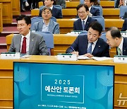 지동하 처장과 대화 나누는 박정 위원장