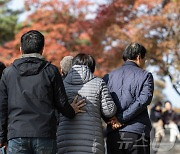 서로 밀어주고 당겨주는 우리는 '가족'