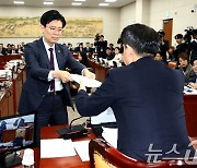 안건조정위원회 구성 요구서 제출하는 조정훈 간사