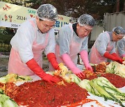 청주시·SK하이닉스 '2024 사랑의 김장나눔' 봉사