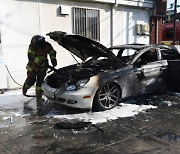 쓰레기 태우다 車에 불 옮겨 붙어… 50대 차주 화상