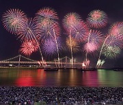 한 시간 앞당기고 더 화려하게…부산불꽃축제 9일 팡파르