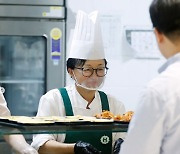 "급식에서 왜 집밥 맛이?"…은행 직원들 놀라게 한 '급식대가'