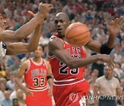 [NBA] ‘농구황제’ 조던의 붉은 유니폼, 64억 원에 낙찰…경매가 역대 4위