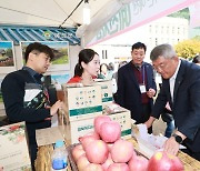 예천군, ‘2024 경북사과 홍보행사’ 참여해 사과 할인 판매