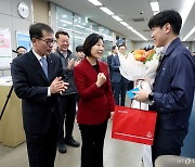 짠 이자에 '실망'…"이 통장 만들래요" 중기 직장인·청년 눈 돌렸다