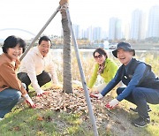 [하남소식] 미사호수공원 벚꽃길 '내 나무 비료 주기' 행사 등