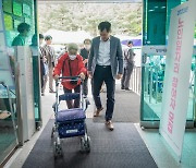 거동 불편한 저소득 노인에… 양천구, 보행보조기구 지원