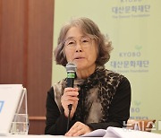 수상 소감 말하는 강은교 작가