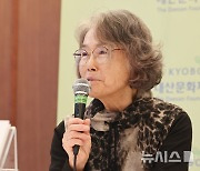 수상 소감 말하는 강은교 작가